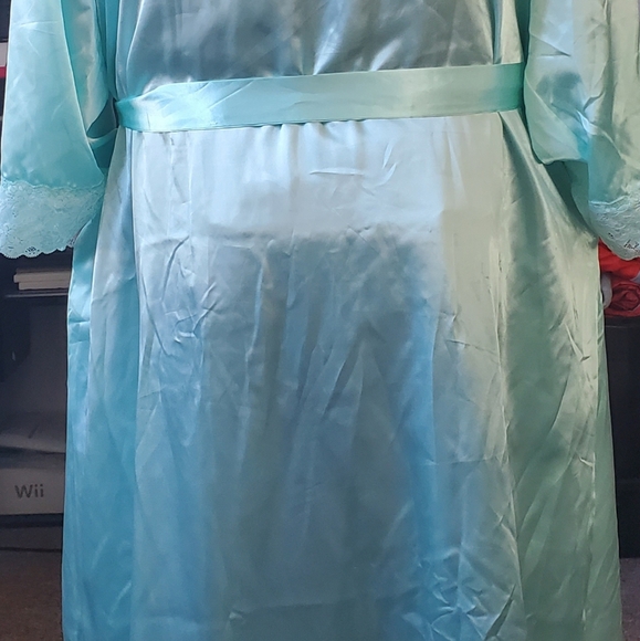 Plus size N/W/T (I Keep the tags) satin/poly robe - Picture 3 of 8